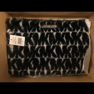 Michael Kors Jet Set Large Zip Pouch NWT